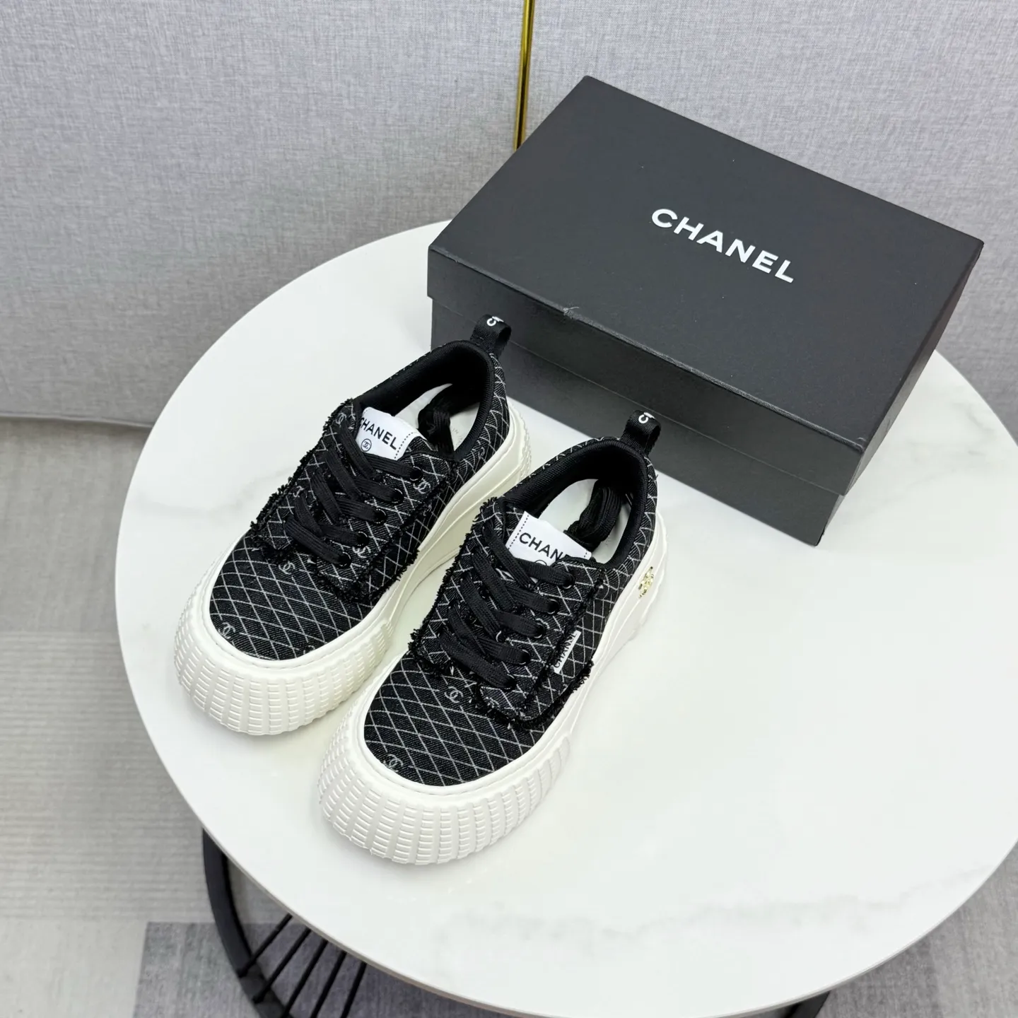 💕💕Factory direct selling price p640💕💕 Chanel Panda Shoes! 2025 counter's top casual sports shoes, this classic design; the upper is in the style of electric embroidery with various techniques; the outsole is fashionable and sporty; the unusual inclusion of a variety of color matching elements... The diversified mix and match is very good-looking and versatile, and can be used for leisure, fashion, sports, and outdoor... ꫛꫀꪝ Go➫ Materials: ❶Upper made of: original imported first-layer silk cowhide + original version waterproof cloth + original first-layer cowhide ❷Inner lining: Original Yangli+wang ❸ Outsole based on: Original TPU combination outsole Counter boutique packaging complete set for women 35–41